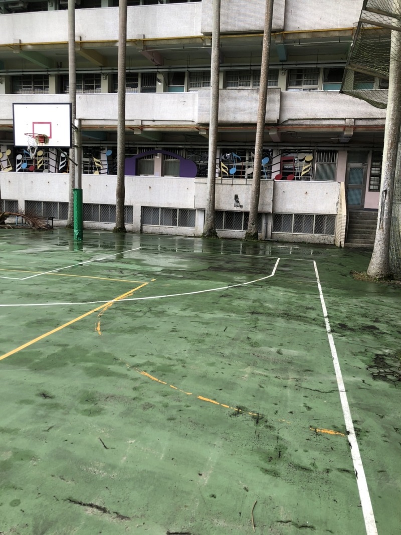 111瑠公國中籃球場清洗